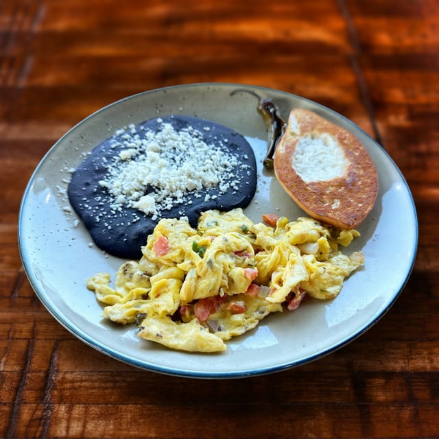 Huevos a la Mexicana.